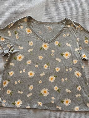 Old Navy Gray Floral Daisy V-Neck Tee